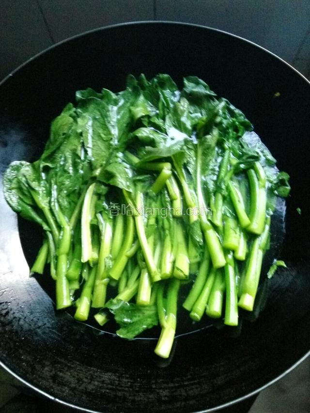 加入油菜，加上盐，煮15分钟左右即可