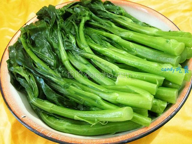 把油菜装盘