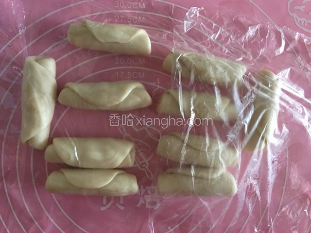 全部擀卷好后，用保鲜膜把它们密封好，再次松弛15分钟以上（一定要密封好，否则表皮会干掉）