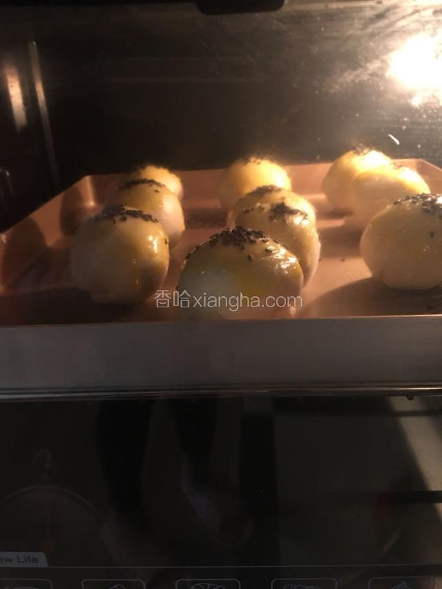 送入烤箱中层，上下火180度，烤30分钟。直到表面的蛋黄完全凝固，变成金黄色，看的出油酥皮表面已经干掉，就差不多可以了。