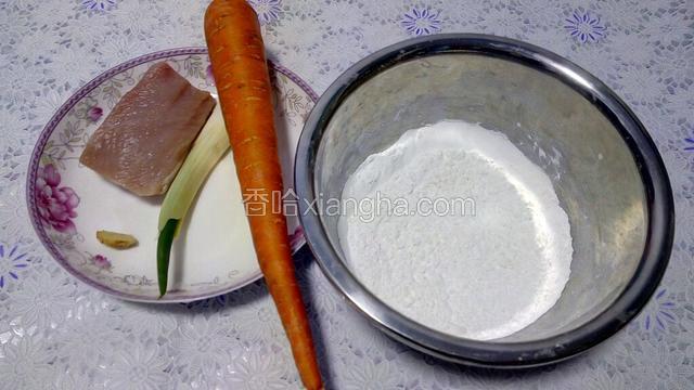 准备食材，将胡萝卜、葱、姜、猪瘦肉洗净，放进盘子内。