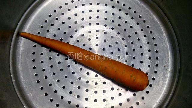 将胡萝卜放入蒸锅蒸15分钟，使其熟透变软。