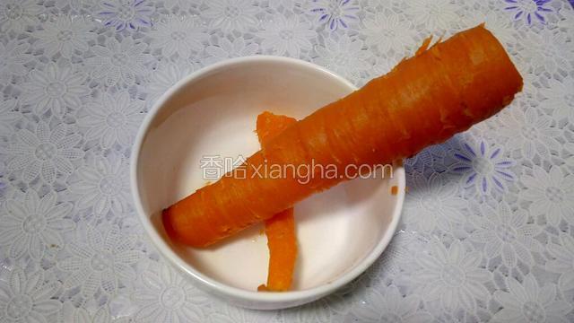 从蒸锅中取出胡萝卜，去皮后放入碗中。