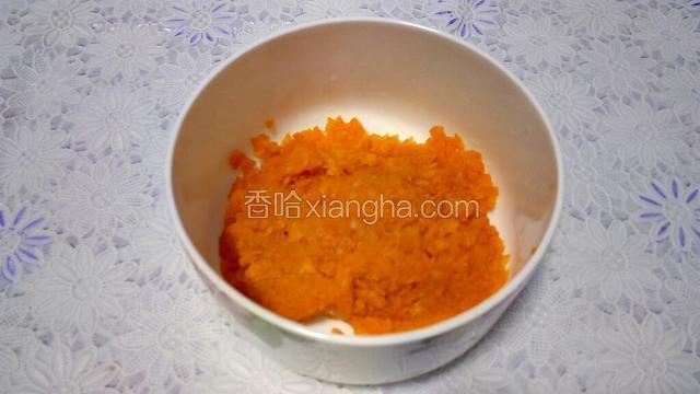 用勺子将胡萝卜压成泥状，如图。