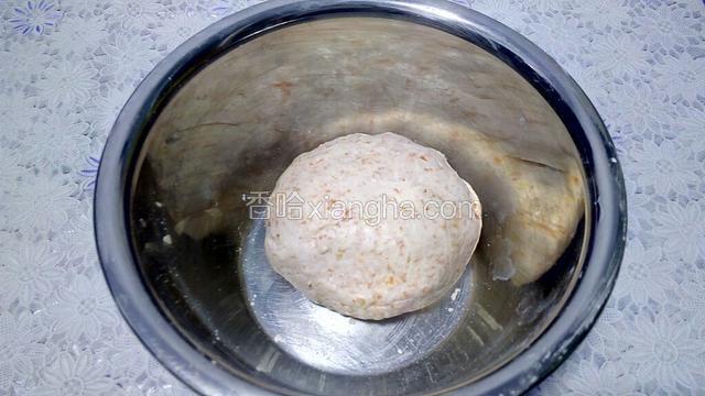搅拌均匀后，加适量清水，和成一个面团。