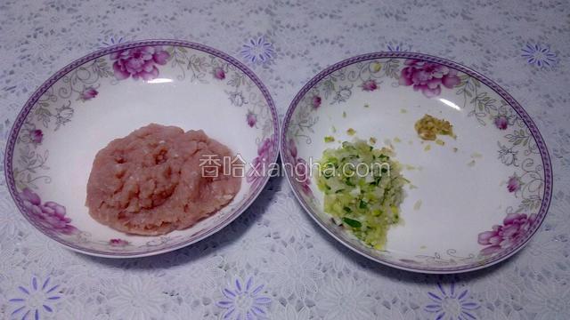 将猪瘦肉、葱、姜分别切成碎末，放入盘内。