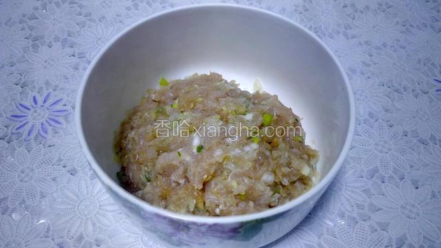 加入适量盐、生抽、香油、味精、水淀粉，拌匀。
