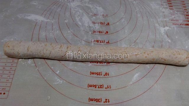 将面团放于面板上，搓成一个长条。如图。