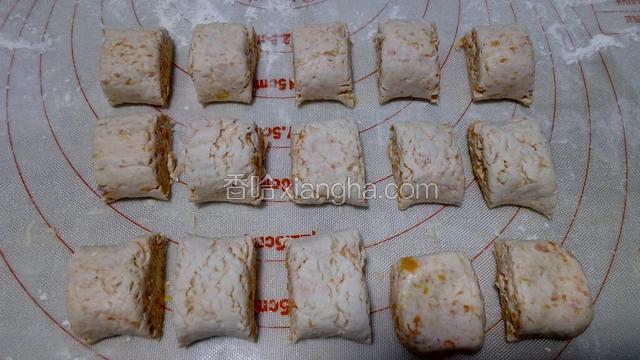 用刀切成大小均匀的15块，因为正月十五，用数字纪念一下。