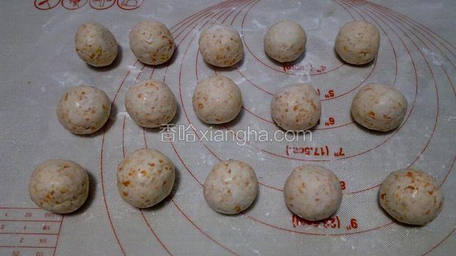 照此方法做完所有的汤圆坯，放在面板上，如图。