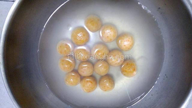 锅内放适量清水，待水烧开后，放入汤圆坯，大火煮，不时轻轻晃动下锅，以免汤圆粘到一起。