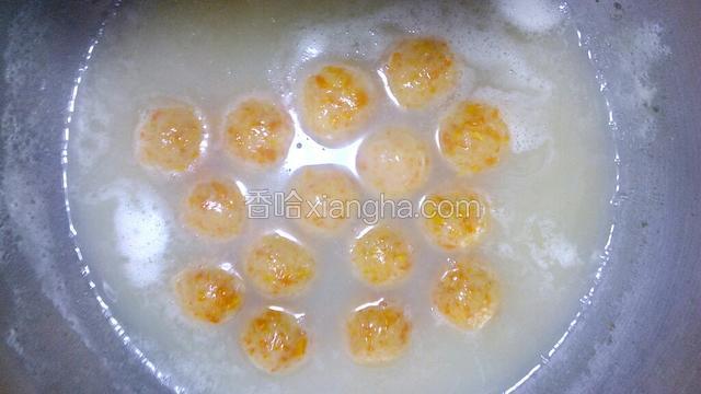 约8分钟后，汤圆全部在水面浮起，表示汤圆已煮熟，将其捞出。