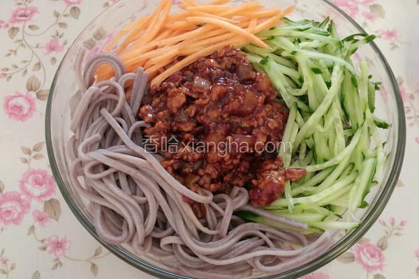 肉酱拌荞麦面条