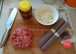 肉酱拌荞麦面条的做法图解1