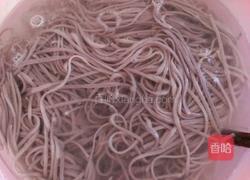 肉酱拌荞麦面条的做法图解3