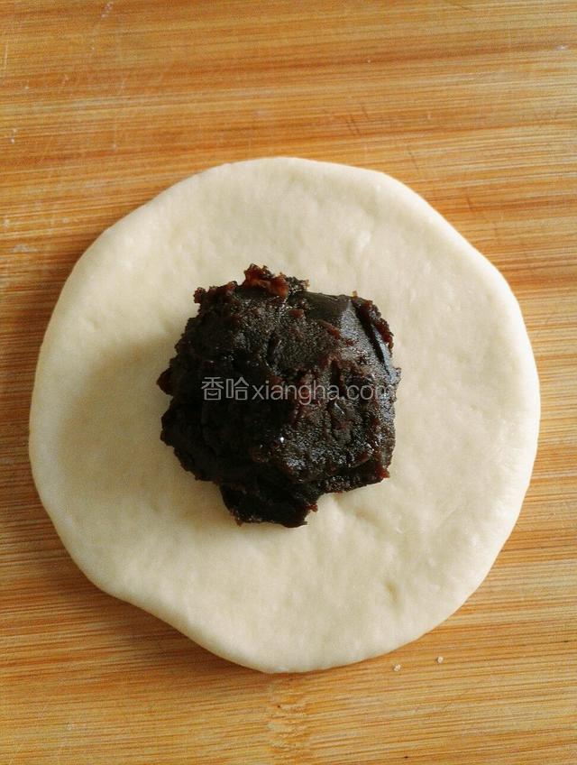 中间放入适量豆沙馅