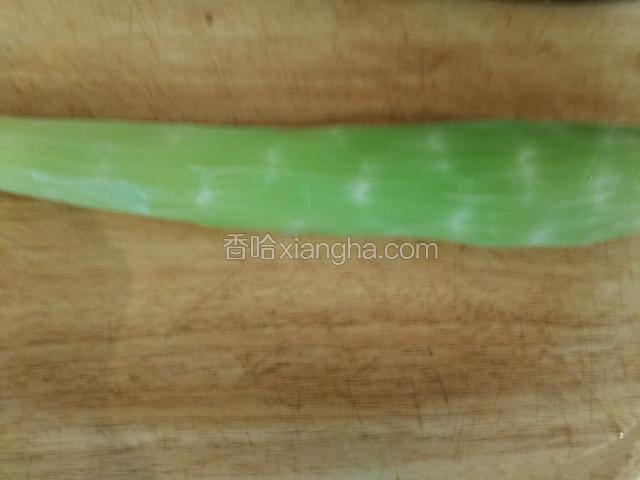 准备莴笋一根。削皮，去两端。