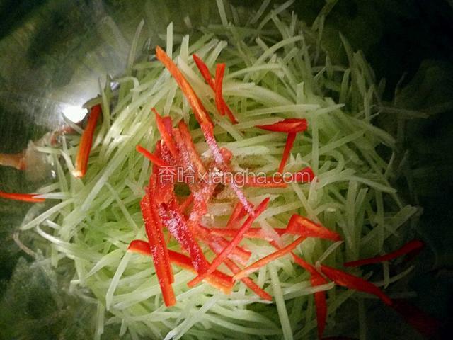 放入盐，十三香，鸡精。