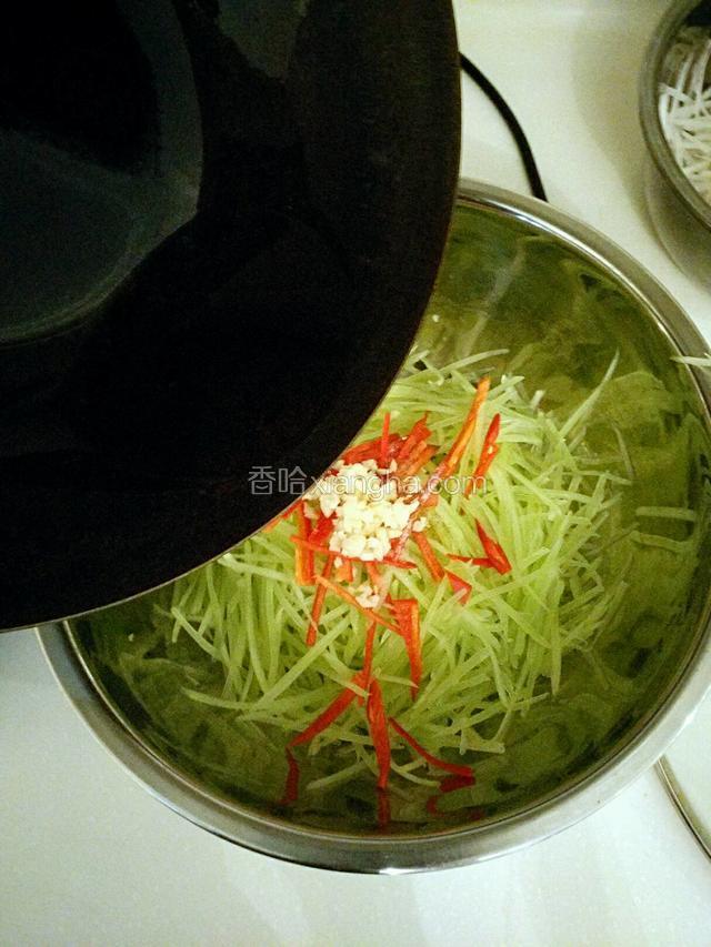 爆香后捞出干辣椒花椒，将热油倒在蒜末上。