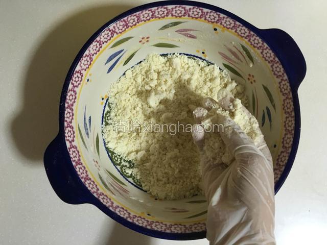 加入黄油用手搓成粗砂粒状；