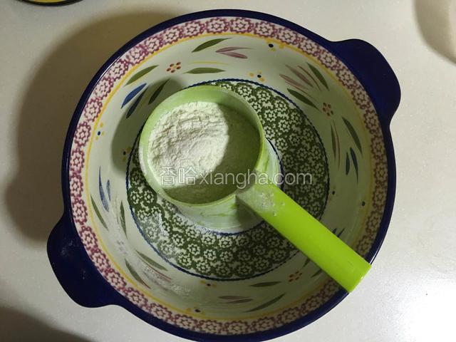 低筋面粉和白砂糖过筛后放盆里；