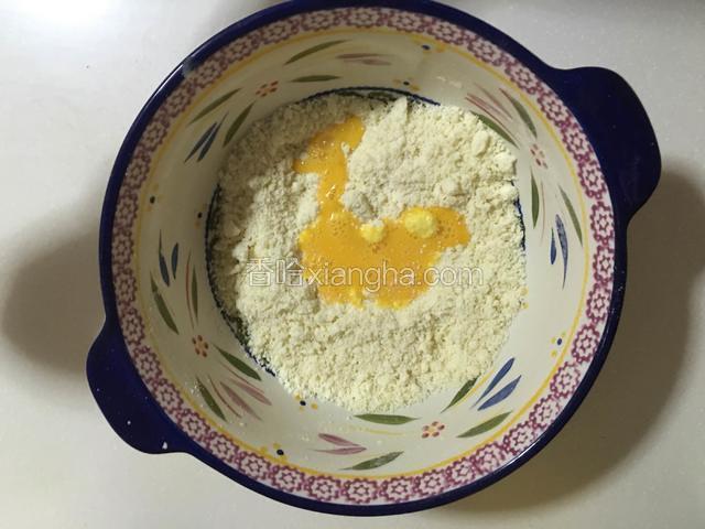 加入一个打散的鸡蛋；