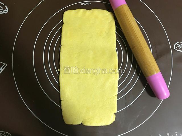 取出松驰好的面团，用擀扙擀成长方形；