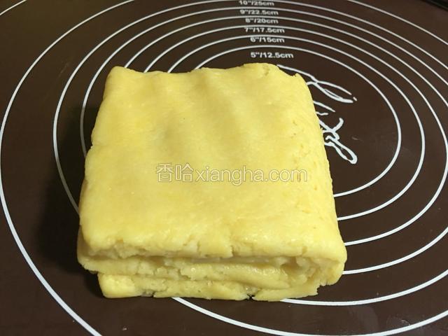 像图6那样进行第二次折叠，放入冰箱冷藏松驰20分钟，像这样的折叠法一共进行四次，每次都都放入冰箱冷藏松驰20分钟；