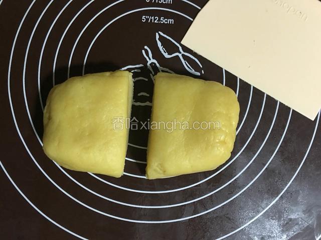 最后取出面团用刮刀切成2份，一份稍微比另一份大一些（大点的做派底，小点的做派面）；