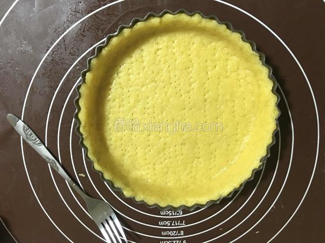 盖上保鲜膜放入冰箱冷藏松驰20分钟（请将另一个稍小的派面面团包上保鲜膜放入冰箱一起松驰）；