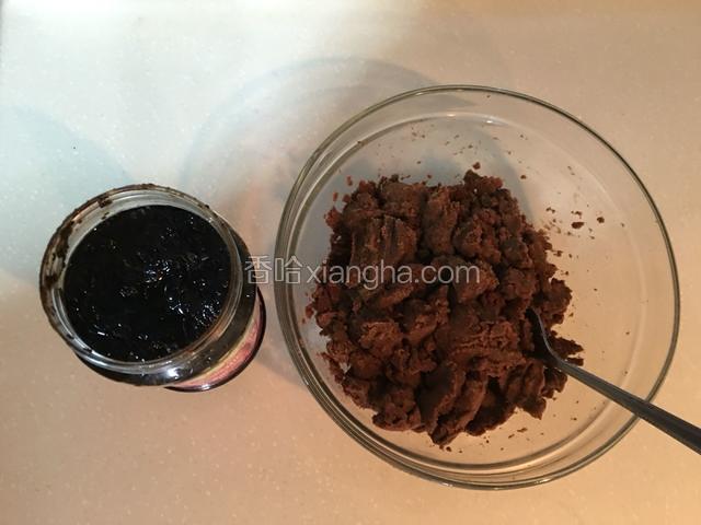 150克的红豆沙和30克的玫瑰花酱混合均匀；