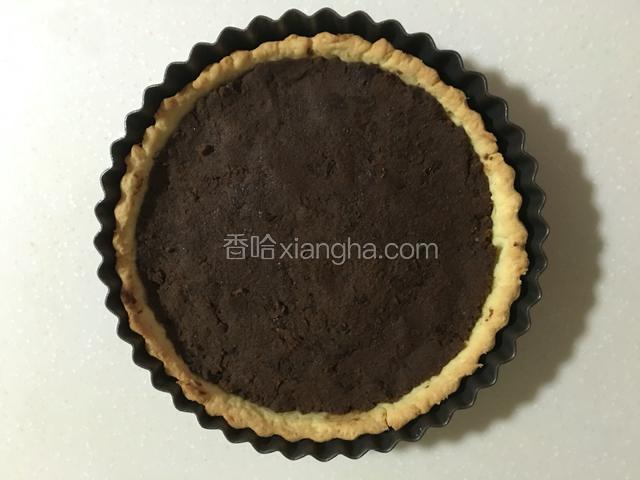豆沙玫瑰花馅填满派皮中间，压实派馅使中间略高一些；
