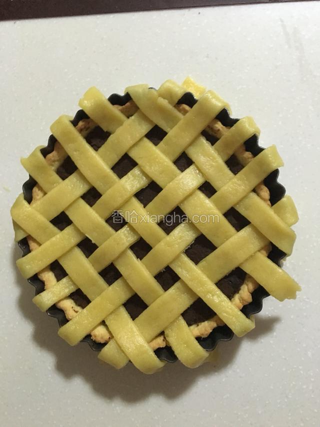 把细长条编成网状铺在派馅上，去掉多余的边；