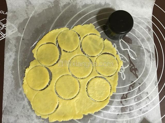 取出松弛好的派面面团和多余的派碎皮料，擀成圆形，用小圆模具压成薄片状；