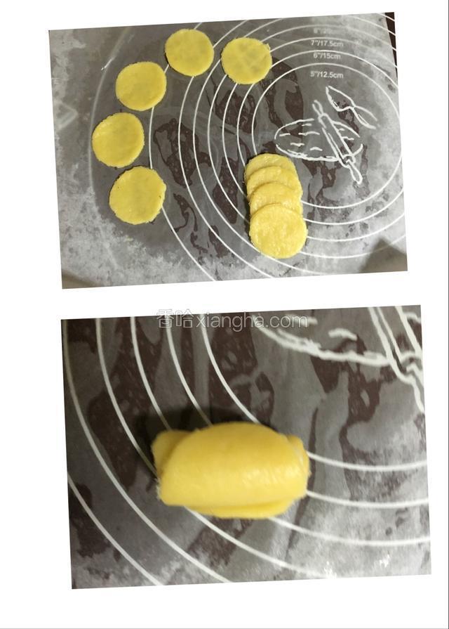 将小片叠在一起从上向下卷起；