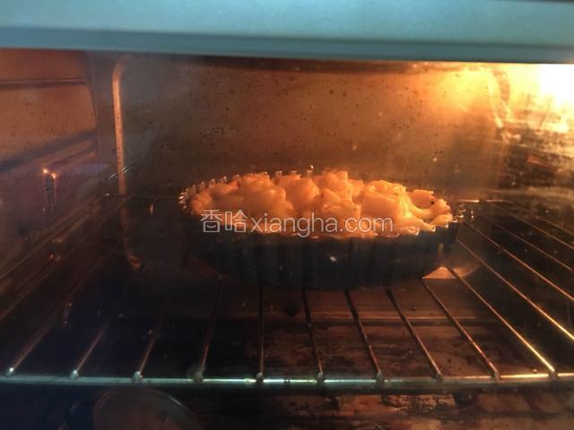 表面刷上蛋液，放入预热200度烤箱中层，上下火、25分钟，最后十分钟关掉下火；