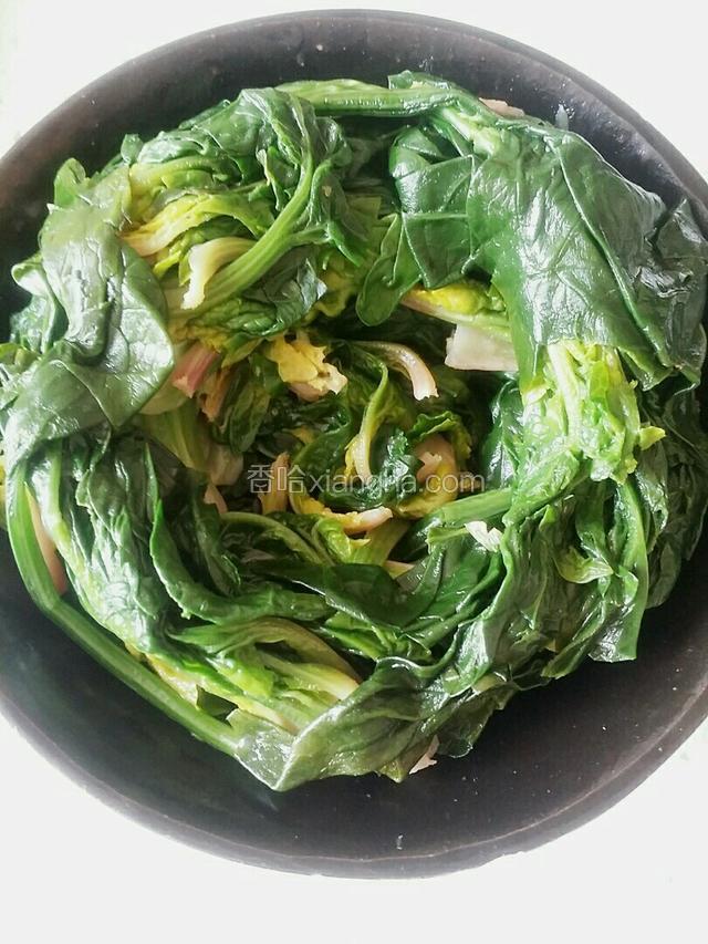 挤干菠菜多余水分，码入盘中。