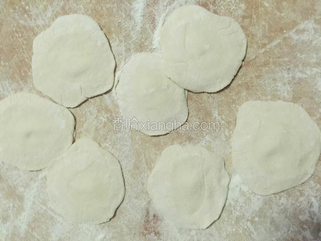 擀成中间厚边缘薄的面皮。
