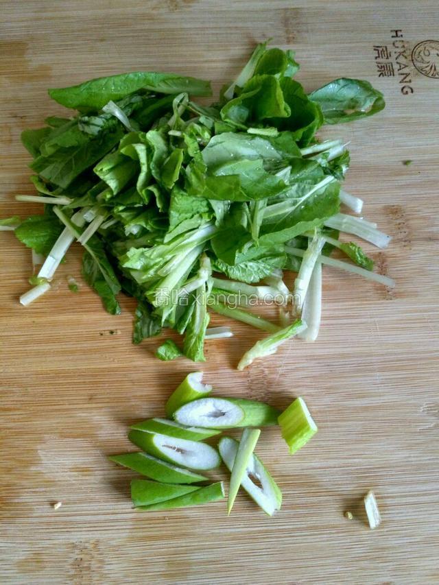 小白菜切寸段。葱切斜刀。