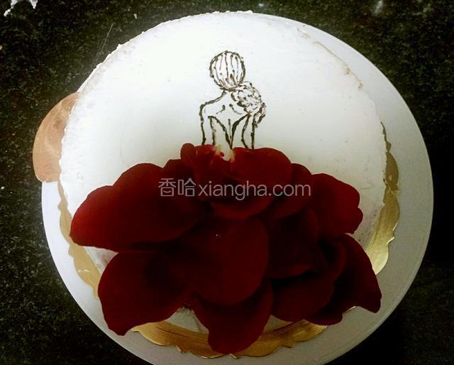 果酱画出女孩的背影，玫瑰花瓣做出裙摆。
