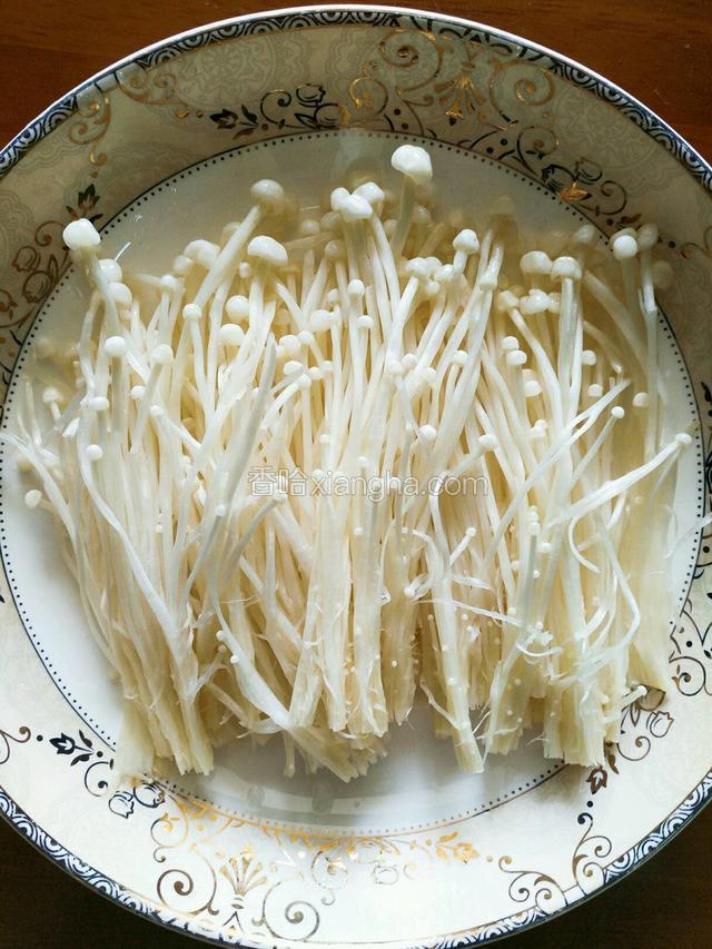 金针菇去蒂洗净，撕开备用