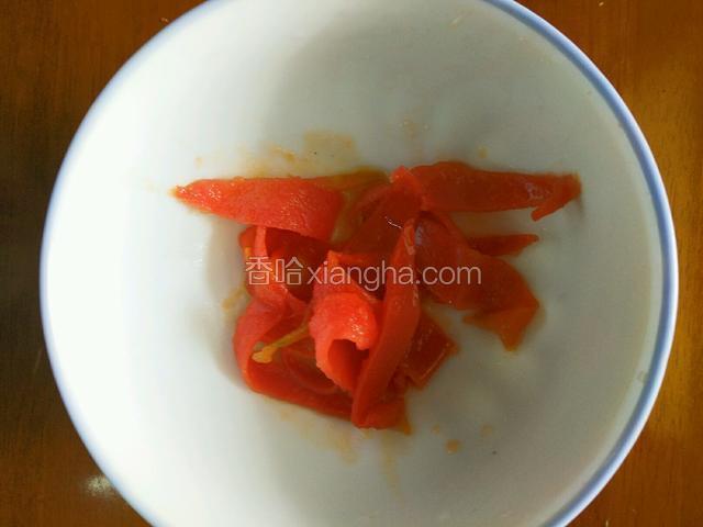 西红柿出汁后把西红柿皮用筷子挑出