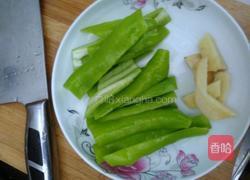 酸菜爆大肠的做法图解1