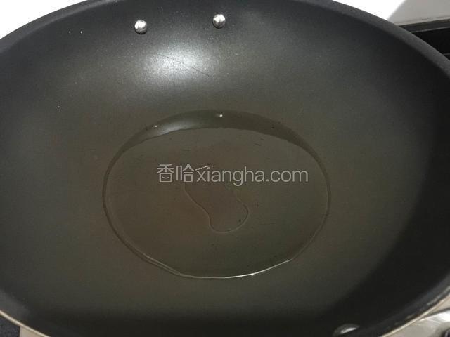 锅里加入适量的油烧至五成热。