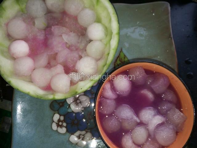 然后甘蓝汁加蜂蜜泡冬瓜球半小时入味。