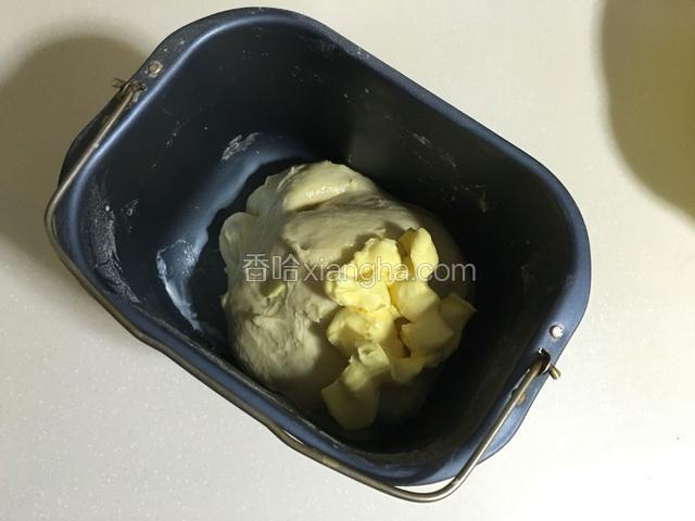加入黄油再次启动面包机和面程序20分钟；