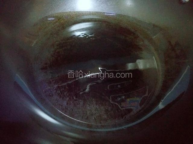 炒锅放油。