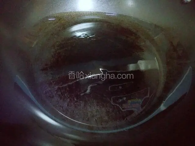 炒锅放油。
