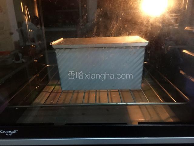 放进预热好的烤箱，上火135度，下火165度，下层40分钟