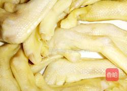 胡萝卜烧鸭掌的做法图解1